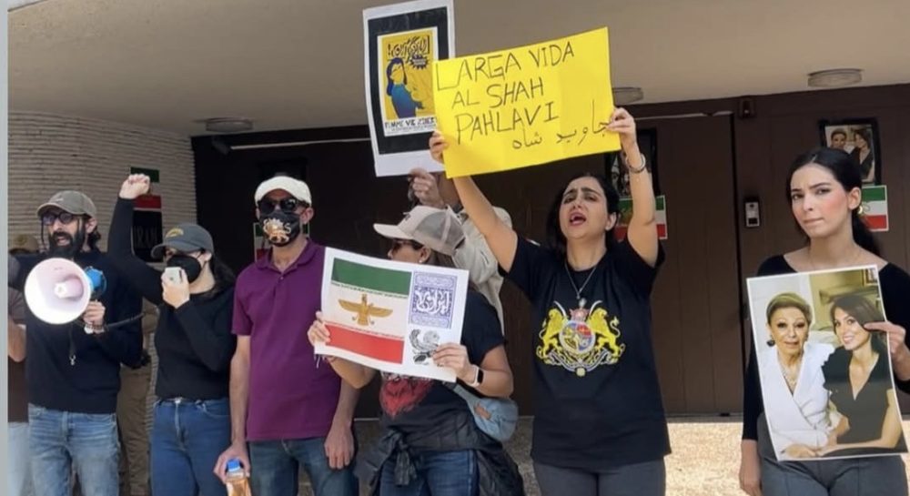 Manifestantes fuera de la embajada de Irán en México