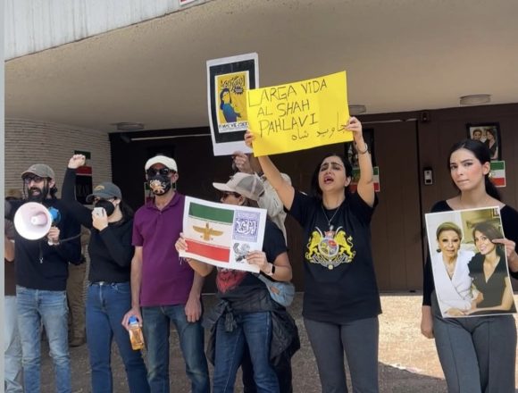Manifestantes fuera de la embajada de Irán en México